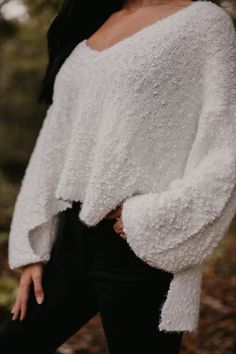 An effortlessly chic and stylish popcorn sweater with a deep v-neck and slightly cropped/oversized fit. Running oversized - you can easily size up or down depending on how slouchy you want it. Crochet Lace Patterns, Laces Designs, Popcorn Sweater, Bohemian Style Clothing, Pull Oversize, Lazy Day Outfit, Casual Dinner Outfit, Lace Patterns, Beautiful Crochet