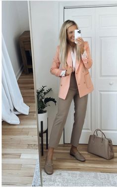 Zara Beige Blazer For Office, Tailored Pink Fall Blazer, Chic Beige Office Blazer, Office Outfits Women 2023, Buissnes Woman Aesthetic, Casual Pink Zara Blazer, Pink Semi-formal Fall Blazer, Spring Office Outfits Women, Spring Business Outfits