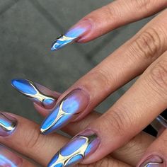 𝔹𝕖́𝕣𝕖́𝕟𝕚𝕔𝕖 - NAIL ARTIST 78 on Instagram: "💙💫 • • • chrome Simone @shoplilicreuk - chrome Blondie @thegelbottlefrance - BOG 304 @core.paris  • • inspo @traciethetech  #nails #biabnails #naturalnails #bluenails #chromenails #golddetails #goldnails #bluegoldnails #nails78 #nails91 #nailart78" Sci Fi Nails, Blue And Chrome Nails, Cool Blue Nails, Blue Nails Chrome, Chrome Blue Nails, Brat Nails, Cyberpunk Nails, Summer Blue Nails, Blue Gold Nails