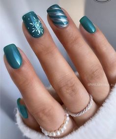 Gelmoment Christmas Nails, Nails Inspiration Holiday, Cute Nail Designs 2023, Finger Nail Designs For Winter, Winter Nails Blue Silver, Nail Design Holiday, Christmas Gel Nails Short Green, January Nail Designs Dip, Xmas Nails Dip