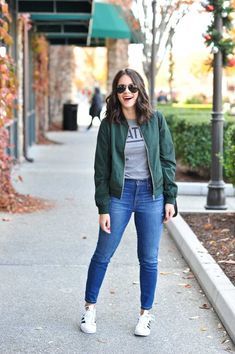 Street Style Casual Outfits, Layer Jackets Outfit, Women Casual Wear Outfit, How To Look Fashionable, Girls Jackets Fashion Winter, Dresses For Outing, Jacket Style Woman, Casual Day Outfits Winter, Women Jeans Outfits Casual