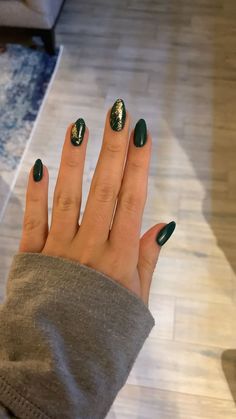 Short Hunter Green Nails, Dark Green Nails With Gold Foil, Green Nails Wedding Guest, Autumn Nails 2023 Green, Dark Green And Rose Gold Nails, Acrylic Nail Designs Dark Green, Forest Green Hoco Nails, Emerald Green Dip Nails, Hunter Green Almond Nails