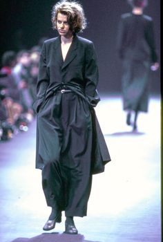 Rei Kawakubo Comme Des Garcons, Rei Kawakubo, Runway Looks, Urban Fashion, 90s Fashion, High Fashion, Winter Fashion