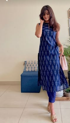 Knot Kurti Designs, Simple Daily Wear Kurti Design, Jeans Kurti Style Bollywood, Simple Daily Wear Kurti, Deep Neck Kurti Designs Front And Back, Cotton Kurti Set Designs Latest, Rectangle Neck Designs Kurti, Bandhani Kurti Designs Latest Cotton, Cotton Indian Dresses For Women