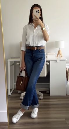 Casual Jean Office Outfits Women, Business Casual Jeans Sneakers, Blue Jean Work Outfits, Blue Jeans And White Top Outfit Casual, Counselor Outfits Women, Semiformal Outfit Mujer, Collar Outfits, White Tops Outfit, Business Casual Jeans