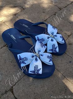 These Sandals are the most cute and fun addition to just about any outfit!    I am using durable, Old Navy brand Flip Flops for each ADULT pair. (WHOLE SIZES ONLY 5-10) These sandals feature a bright blue flip flop and a vibrantly printed Cowboys Star ribbon sewn together in a ribbon bow with a true rhinestone strung, trimmed center.   Each bow is hand-sewn for the utmost support and also secured to each sandal with a combination of E6000 glue and strong, upholstery thread.  *IN THE PERSONALIZATION SECTION, PLEASE INCLUDE SHOE SIZE **Please remember that these are available in WHOLE SIZES only. If you are typically a half size, please consider SIZING UP as there will be NO RETURNS due to an improper or uncomfortable fit.   OTHER PATTERNS ARE AVAILABLE UPON REQUEST! Casual Summer Flip Flops With Bow, Summer Bow Flip Flops With Open Toe, Summer Beach Flip Flops With Bow, Cute Bow Sandals For The Beach, Cute Blue Flip Flops For Beach, Flip Flop Outfits, Sports Hair Bows, Ribbon Flip Flops, Cowboys Star