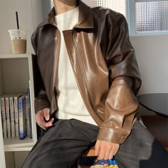 Elevate your wardrobe with our items, the epitome of modern elegance and versatility of Korean Men’s Fashion. Mens Rock Fashion, Brown Leather Jacket Outfit Men, Old Money Jacket, Pilot Leather Jacket, Mens Fashion Retro, Silhouette Mode, Short Leather Jacket, 90s Fashion Men, Fashion Silhouette