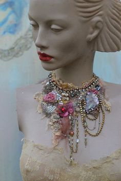 Chandelier Boho, Diy Statement Necklace, Old Chandelier, Shabby Chic Jewelry, Boho Chic Necklace, Vintage Jewelry Crafts, Mixed Media Jewelry, Altered Couture, Crystal Chandeliers