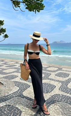 Miami Yacht Outfit, Classic Beach Outfits, Tropical Chic Outfit, Beach Hat Aesthetic, Outfit Piscina, Pool Side Outfit, Sunhat Outfit, Classy Beach Outfit, Praia Aesthetic