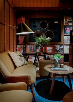 a living room with two couches and a coffee table in front of a bookshelf