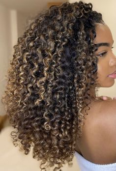 Brown With Caramel Highlights Curly Hair, Shoulder Length Curly Hair With Highlights, 3b Hair Highlights, Curly Bangs Highlights, Mixed Curly Hair Highlights, Blonde Tips Curly Hair, 3c Highlights, Brown And Blonde Highlights Black Women Curly Hair