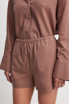 Linen Elastic Band Shorts Casual Brown Drawstring Shorts, Brown Shorts For Spring Loungewear, Brown Shorts With Elastic Waistband For Loungewear, Tie Waist Shorts For Loungewear, Brown Relaxed Fit Shorts For Vacation, Brown Shorts With Elastic Waistband, Brown Shorts For Loungewear, Brown Loungewear Shorts, Na Kd