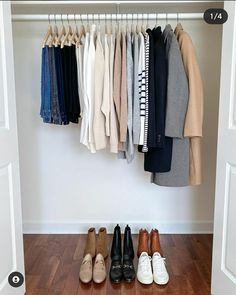 Pick Clothes, Neat Closet, Clean Mind, Ideas Armario, Clean Closet, Average Woman, Neutral Capsule Wardrobe, Classy Yet Trendy, Minimalist Closet