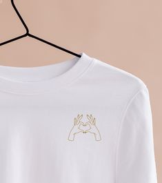 white, very minimalistic and stylish t-shirt with line art :) so you're definitely out of line! Also ideal as a gift, individual and personalized. If a different color is desired, this can also be pursued if necessary, please just write to me :) important instructions: - T-shirt 100% cotton, fits rather loosely - Writing is attached with high-quality flex film - For long wear, wash at 30o degrees and inside out - not suitable for the dryer - Font color can be selected between gold and black - Si Minimalist White Crew Neck T-shirt, White Relaxed Fit Top For Gift, Trendy Screen Print T-shirt For Gifts, Minimalist White Tops With Letter Print, Minimalist White Letter Print Top, White Minimalist Top With Letter Print, White Minimalist Top With Graphic Print, Minimalistic Tshirt Design, Minimal Tshirt