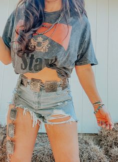 Reba Large Concho Belt- Western Boho Chic Boutique Going Out Jean Shorts Outfit, Vaca Outfits, Nashville Outfit, Cowgirl Couture, Country Outfit, Ashley White, Rope Border, Looks Country, Concho Belt