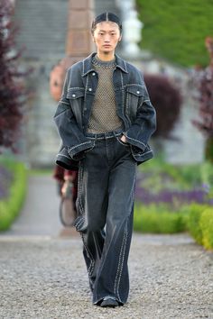 Christian Dior Resort 2025 Fashion Show | Vogue Dior Jeans, Dior Boots, Dior Cruise, Dior Fashion Show, Resort 2025, Looks Jeans, 2025 Fashion, All Jeans, Dior Fashion