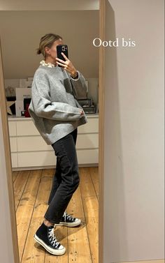 Winter Outfit Minimalistic, Feminine Utilitarian Fashion, Sweaters And Sneakers Outfit, 10 Degree Weather Outfit, Edgy Midsize Outfits, Boho Classic Style, Leggings Casual Outfit, Outfits With Converse