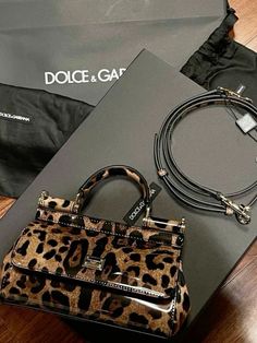 Dolce And Gabbana Bag, Visual Techniques, Nature Creatures, Expensive Bag, Leopard Bag, Girly Bags, Fancy Bags, Luxury Purses, Bags Aesthetic