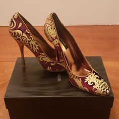 Roberto Cavalli Burgundy/Red And Gold Brocade Velvet Heels Victorian Heels, Roberto Cavalli Shoes, Art Deco Shoes, Red Sandals Heels, Vintage High Heels, Gold Block Heels, Brown High Heels, Bow High Heels, Burgundy Boots