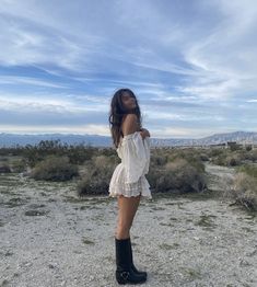 70s Aesthetic, Boho Cowgirl, Cowgirl Aesthetic, Cowgirl Costume, Beach Mini Dress, Free People Style, Summer Time Pictures, Western Chic, Pose Ideas