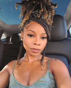 Locs In Pineapple, Loc Palm Tree Styles, Loc Pineapple Styles Black Women, Women With Locs Fashion, Dreadlock Updo Hairstyles Black Women, Pineapple Hairstyle Locs, Loc Pineapple Ponytail, Locs Black Women Short, Green Locs Black Women