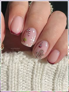 Gel Polish Nails Christmas, Nail Tip Inspiration, Nails Cute Christmas, Extra Short Christmas Acrylic Nails, Gel Nail Xmas Designs, Tiny Design Nails, Christmas Gel Nails Glitter, Nude Nails For Christmas, Christmas Nails Polish