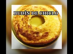 a bundt cake sitting on top of a yellow plate with the words budin de chiclo above it