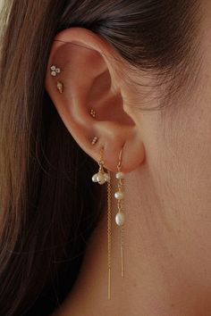 Gold Pearl Long Threader Earring Stack Wedding Piercing Earrings, Bridal Stacked Earrings, Wedding Jewelry Multiple Piercings, Wedding Ear Styling, Ear Piercing Set Ideas, Layering Earrings Ideas, Bridal Hoops Earrings, Wedding Earscapes, Multiple Ear Piercings Wedding