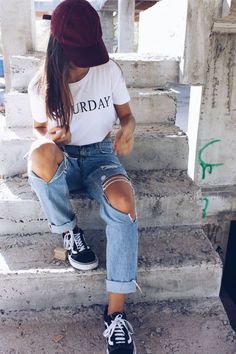 10 poses que debes intentar para salir bien en las fotos sentada Ripped Jeans Outfit, Foto Top, Foto Tips, Fashion Photography Poses, Pinterest Fashion, Outfits Casuales, Outfits For Teens, Ripped Jeans