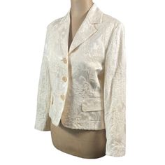 This Jacket Is So Unbelievably Chic! Leafy Jacquard Pattern With An Ivory Base And A Slight Sheen. Small Surface Mark On Left Side, Pictured, Hardly Noticeable In Person. Retails For $3,600 20” Length 17” P/P Lot9 Valentino Jacket, Jacquard Pattern, Blazer Suit, Suit Jacket, Jackets & Coats, Jackets For Women, Blazer, Women Shopping, Pattern