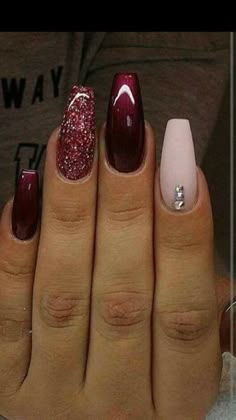 Burgundy Silver Nails, Holiday Nails Red And Gold, Burgundy Nails With Glitter, Glittery Christmas Nails, Red Sparkly Nails, Burgundy Acrylic Nails, Colourful Acrylic Nails, Deep Red Nails, Red And Gold Nails