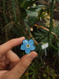 Free shipping when ordering 2 or more items! We also offer increasing bulk discounts for orders of 5, 10, and 50 items! "I remember why we are free."  This blue flower symbolises true love and respect. When you give someone these tiny blooms, it represents a promise that you will never forget them and will keep them in your thoughts. This enamel pin is the perfect accessory for your day-to-day outfit to put the final touch to your look. COMPOSITION: Brass and Colourful Enamel SIZE: H: 2.5 cm, W: Myosotis Flower, Forget Me Not Hair Pins, Blue Flower Lapel Pin For Gift, Forget Me Not Accessories, Flower Label, Forget Me Not Flowers Sticker, Pink Flower Enamel Pin, Label Pin, Green Flower-shaped Enamel Brooch Pin