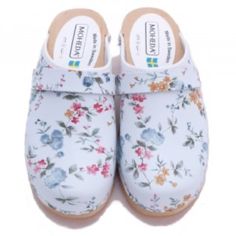 Moheda Swedish Sweden Linnea White Floral Leather Clogs Mules Womens New 40 9 A Classic Woodenclog In A Floral Pattern With A White Base. Upper In Real Leather With A Protective Surface. Natural Non- Treated Wooden Sole From Swedish Alder. Moheda Wooden Shoes Are Made From Real Wood While The Upper White Section Is Made From Leather. I Totally Loved The Floral Print On The Clog As It Looks Very Delicate And Feminine. The Underneath Of The Clog Is Made From A Textured Rubber Material Which Has Sl White Rubber Sole Slippers For Spring, White Slippers With Rubber Sole For Spring, White Closed Toe Slippers For Spring, White Closed Toe Slippers With Removable Insole, White Closed Toe Clogs For Spring, White Rubber Sole Clogs For Spring, White Clogs With Rubber Sole For Spring, Spring White Clogs With Removable Insole, White Closed Toe Clogs With Removable Insole