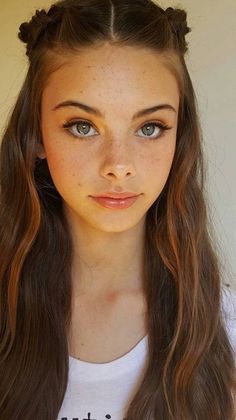 Meika woollard as Quin and Juno Beautiful Freckles, Brown Hair Blue Eyes, 얼굴 그리기, Photography Inspiration Portrait, Female Character Inspiration, 영감을 주는 캐릭터, 인물 사진, Light Brown Hair, Blonde Hair Color