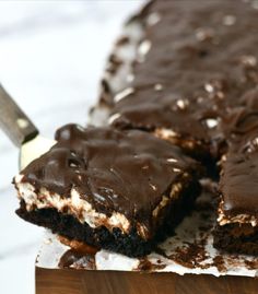 Spatula pulling out a Mississippi Mud Brownie off parchment paper. Mississippi Mud Brownies, Mud Brownies, Chocolate Marshmallow Cake, Marshmallow Recipes, Cereal Bars Recipes, Chocolate Chip Marshmallow Cookies, Fruit Salad With Marshmallows, Marshmallow Desserts