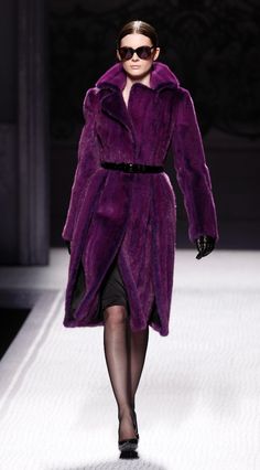 Alberta Ferretti fur...LOVE IT!!!!!!!! Cool Winter, Fabulous Furs, Purple Reign, All Things Purple, Alberta Ferretti, Fur Fashion, 가을 패션, Purple Fashion, Shades Of Purple