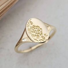 Elegant and unique 14k gold peony signet ring, Vintage style floral signet. Birth flower jewelry. * Band width: 1.6 mm, wide part width: 12 mm * Thickness: 1.6 mm * Available in 14K or 18K YELLOW, WHITE and ROSE gold. The price listed is for 14K please contact me for 18K pricing. * Sizes vary from 5 US to 9 US, including half sizes. Please choose your size upon checkout. * Please choose a finish: Shiny or Matte, and mention in note to seller. * This item is handmade, please allow 3-6 weeks of pr Peony Jewelry, Signet Rings Women Vintage, Hippy 70s, Signet Ring Vintage, Flower Wedding Band, Floral Wedding Bands, Custom Signet Ring, Signet Rings Women, Mom Ring