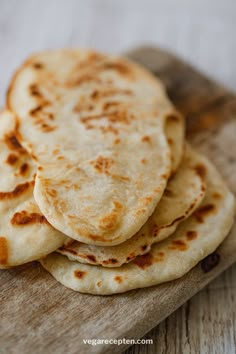 flatbreads on a cutting board with text overlay that reads flatbread 2 ingredients