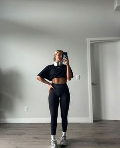 20+ Athleisure Outfits Every Fashion Person Loves in 2024 18 Gym Lover, Look Legging, Black Leggings Outfit