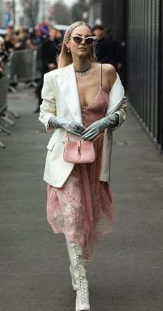 Street Style 2023, Cozy Summer, Moda Paris, Professional Tips, It Bag, Style 2023, Celebrity Street Style, White Boots