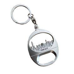 a chicago skyline keychain is shown on a white background