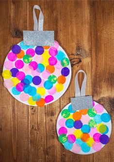 These paper plate baubles are simplemess-free and perfect for younger childrenplus they look amazingCan you imagine a giant tree with these on perhaps in a classroom Giant Christmas Decorations, Baubles Christmas, Daycare Crafts