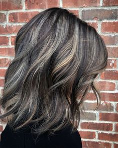 Brown Hair Pictures, Brown Hair With Silver Highlights, Grey Brown Hair, Gray Balayage, Grey Highlights, Bronde Hair, Covering Gray Hair, Dark Hair With Highlights