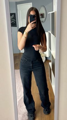 Basic Longsleeves Outfit, All Black Flare Pants Outfit, Dark Astethic Outfits Women, Black Shirt And Jeans Outfit Casual, Baddie Outfits Flare Jeans, Tuff Outfits For Women, Casual Mall Shopping Outfit, Day To Day Outfits Casual, Outfit To Go Out With Friends