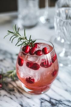 A photo of a  Cranberry Gin Spritz a Christmas Gin Cocktails Cranberry Gin Spritz, Christmas Cocktail Prosecco, Gin Spritz Cocktail, Summer Christmas Cocktails, Cranberry Gin Cocktail, Easy Detox Drinks, Easy Gin Cocktails, Quick Detox