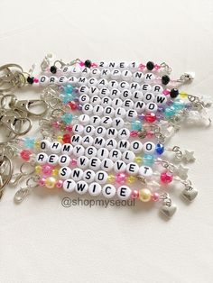 Kpop Idols Beaded Bracelets, Kpop Beaded Keychain, Kpop Beads Keychain, Kpop Idol Bracelet, Kpop Bracelet Ideas, Diy Kpop Crafts, Beads With Name, Cool Bracelet Ideas, Keychains For Backpacks