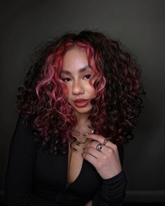 18 Money Piece Curly Hair Styles To Give Your Curls A Pop Of Color Money Piece Curly Hair, Dark Maroon Hair, Undercolor Hair, Curly Pink Hair