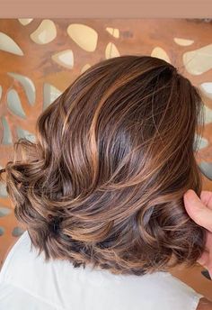 Hair Colour Ideas For Brunettes, Voluminous Layers, Hairstyles For Brunettes, Bob Hair Color, Trendy Bob, Hair Colour Ideas, Hair Color Burgundy, Long To Short Hair, Caramel Balayage