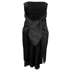 GIAMBATTISTA VALLI strapless dress comes in a black pleated cotton / silk featuring a cocktail style, inner bustier, wide waist tie detail, and a side zip up closure. Made in Italy.Very Good Pre-Owned Condition. Marked: 42 / S Measurements: Bust: 30 inches Waist: 28 inches Hip: 32 inches Length: 30.5 inches Reference: 106720 Category: Cocktail Dress More Details Brand: GIAMBATTISTA VALLI Size: 6 Color: Black Fabric: Cotton / Silk Pattern: Pleated Skirt Length: Above Knee Style: Strapless Age Gro Waist Tie Dress, Silk Cocktail Dress, Tie Waist Dress, Wide Waist, Giambattista Valli, Bustiers, Tie Dress, Cotton Silk, Waist Tie