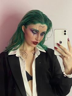 Masc Lesbian Joker Costume, Green Wig Halloween Costume, Hot Joker Makeup, Female Joker Costume Makeup, Girls Joker Costume, Joker Make Up Female, Fashing Costumes, Hot Joker Costumes, Joker Outfit Female